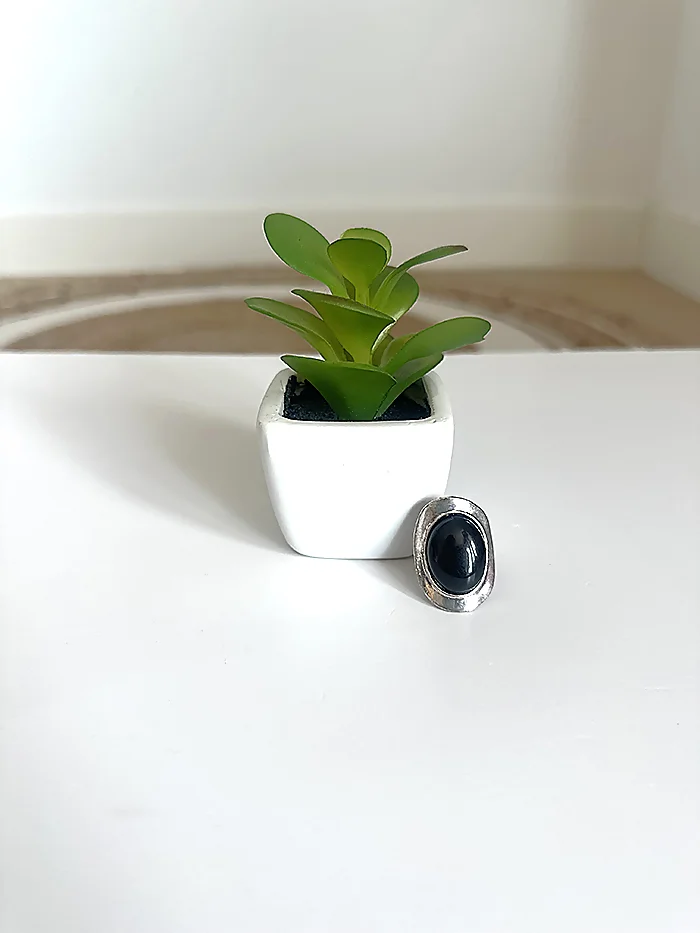 Anillo ajustable plateado con piedra negra