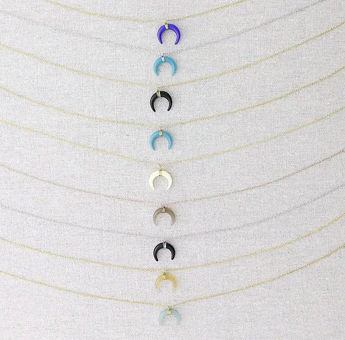 Gargantilla fina media luna. Acero baño oro.